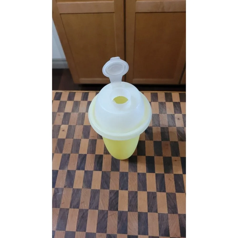 COPY - Tupperware Shaker - Picture 2 of 3
